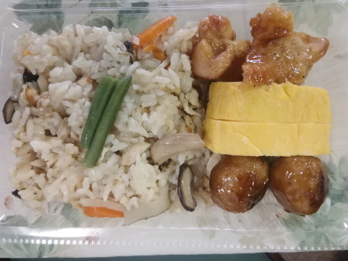 本日　8月3日(水)は午後4時より営業いたします。　『三色鶏めし』販売予定