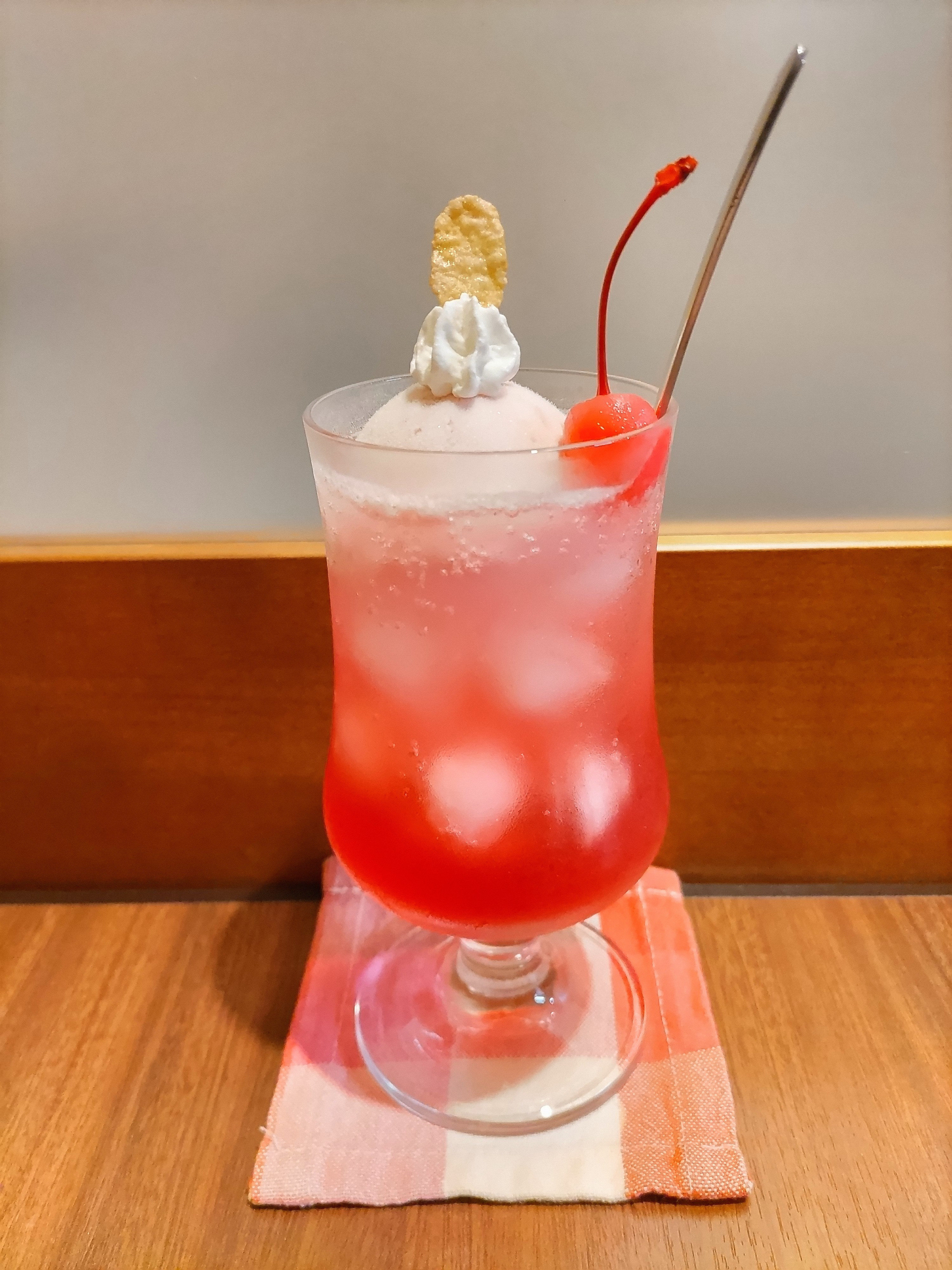 苺アイスのストロベリークリームソーダ