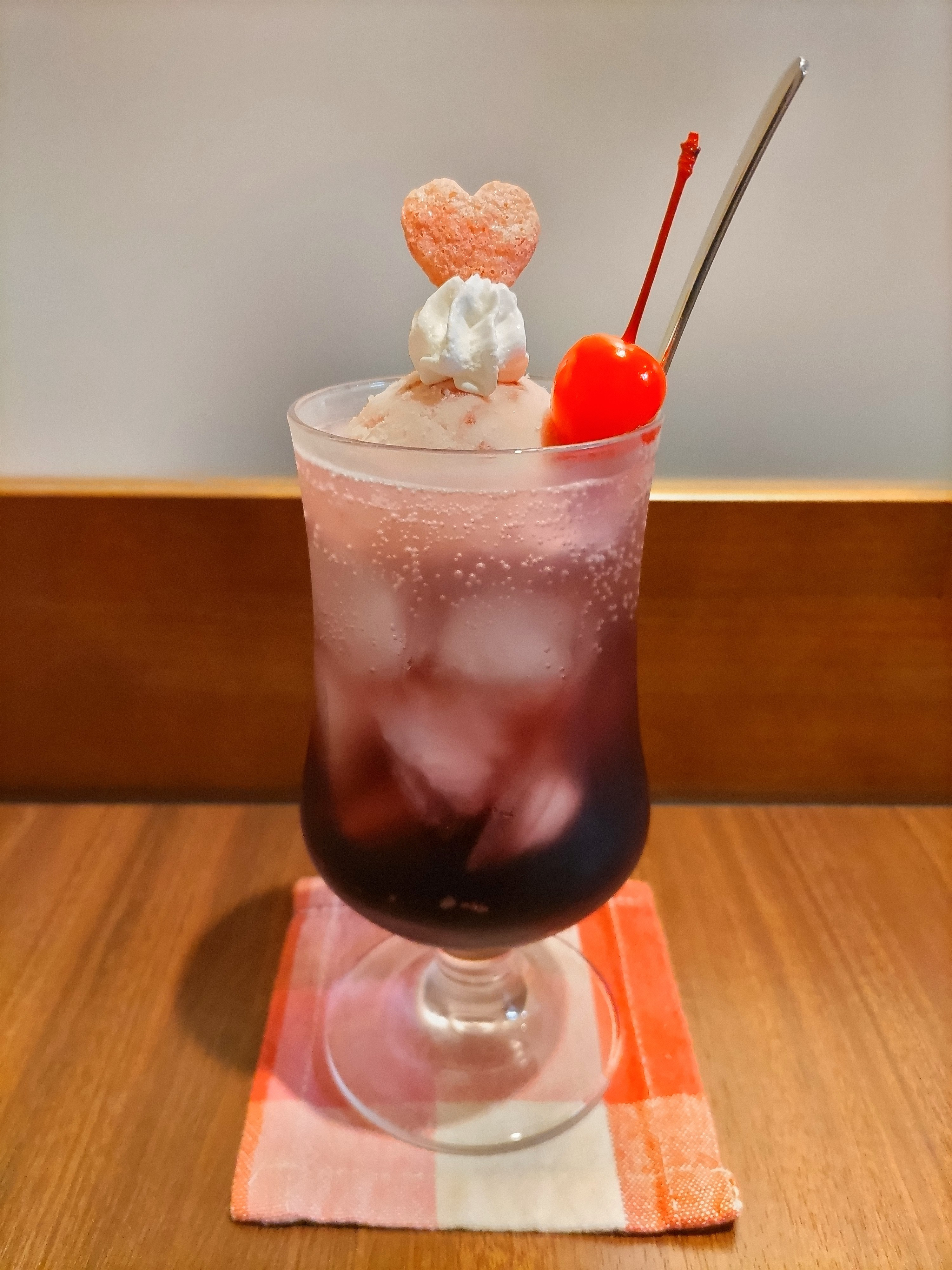 苺アイスのグレープクリームソーダ