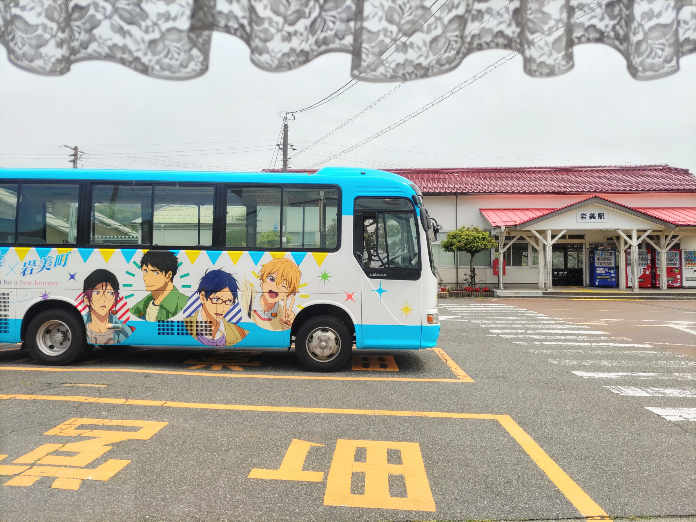店内から見えるラッピングバスと岩美駅！