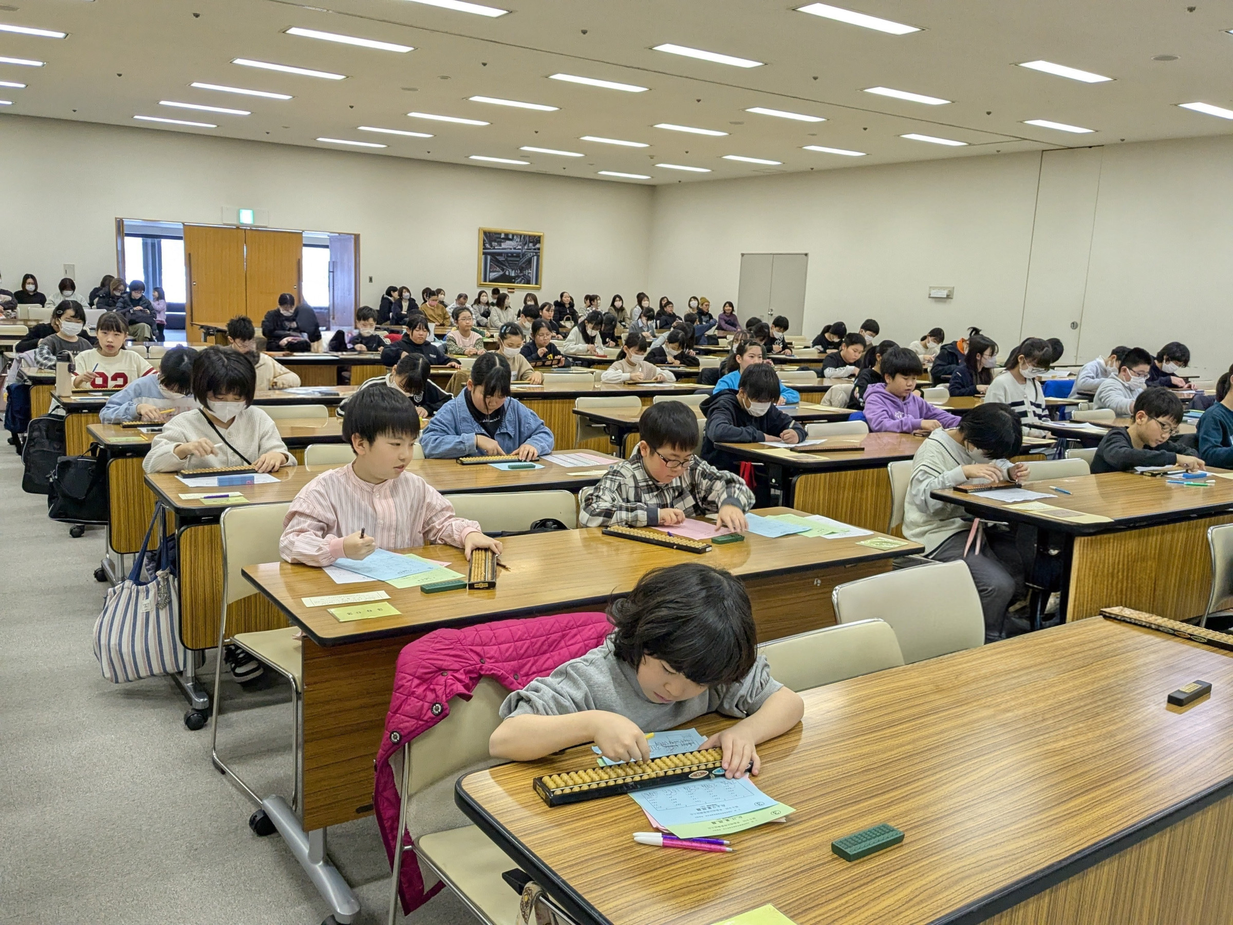 日頃の練習を発揮するため、珠算大会に出場しています。