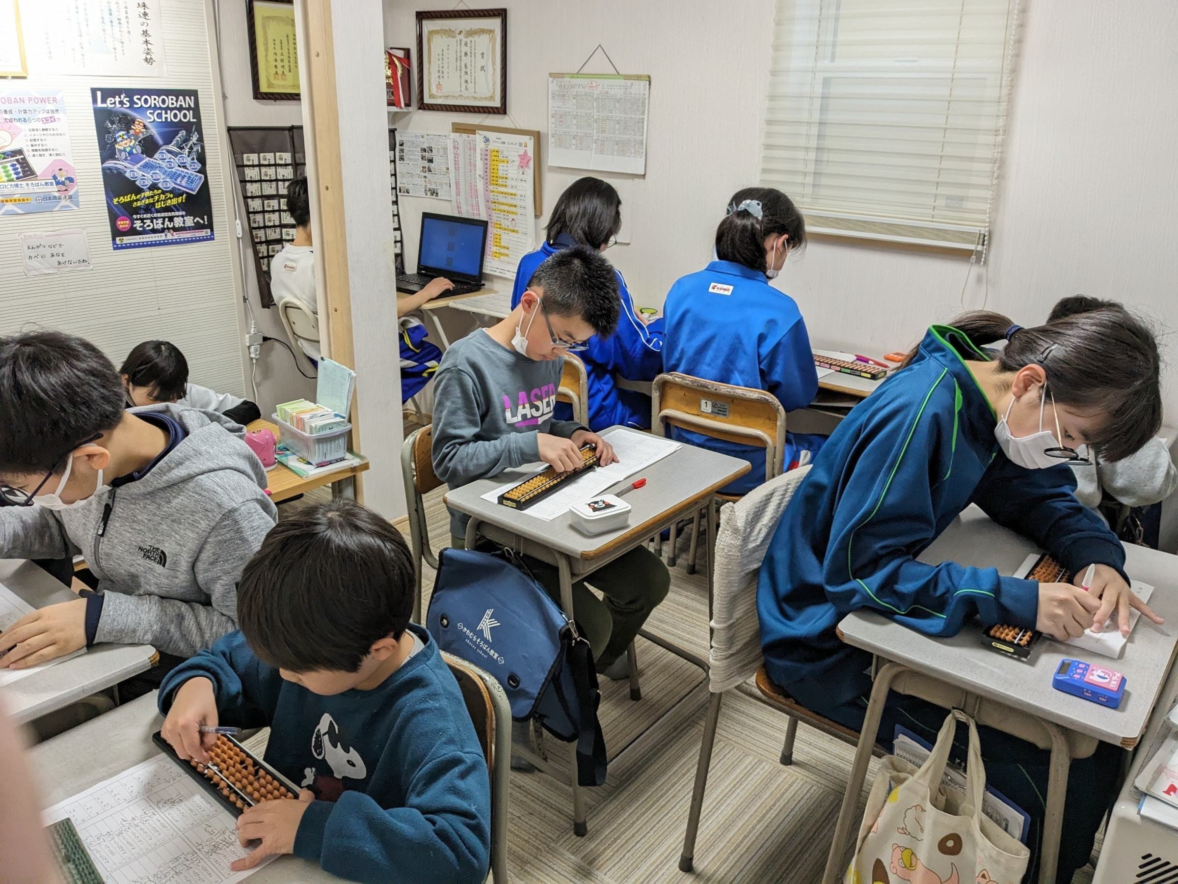 中学生も部活動とそろばんを両立しながら、頑張っています。