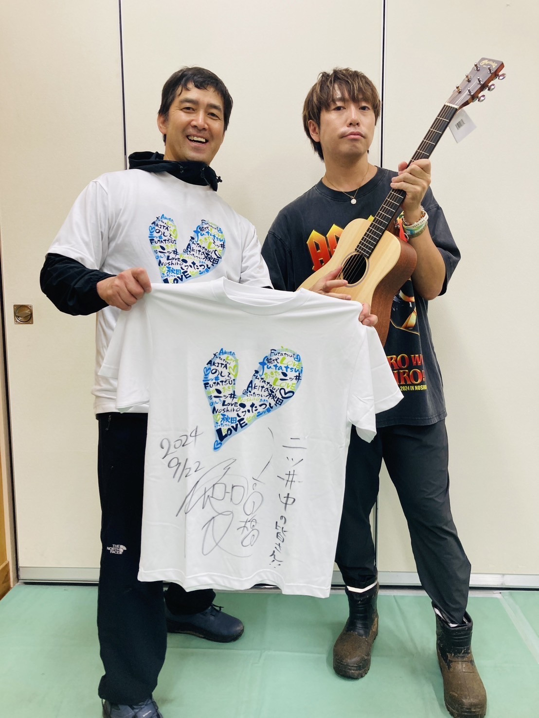 高橋優さんサインTシャツ店内に展示しております