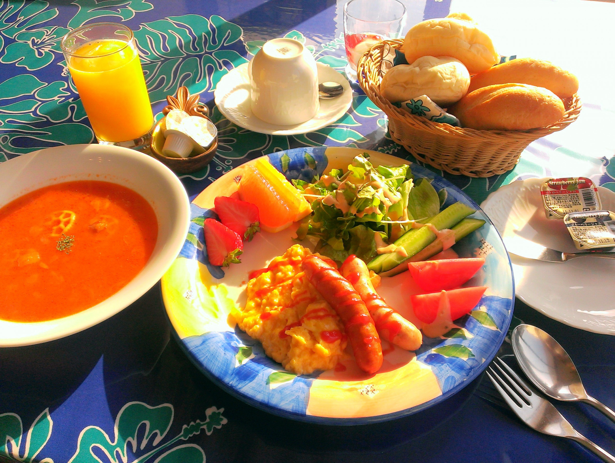 朝はコンチネンタル♪ジュース・スープ・玉子・サラダ・果物・ヨーグルト・コーヒー紅茶・温かパン食べ放題