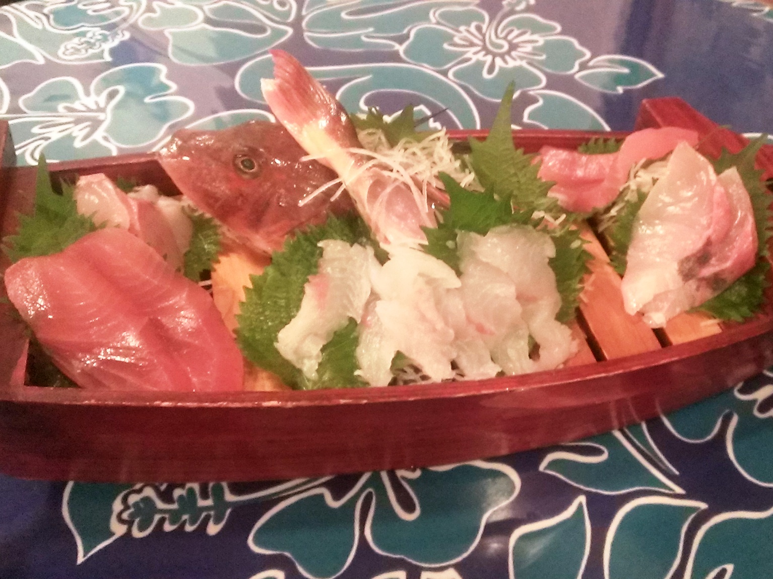 １４ある日のミニお刺身船盛りです、ご夕食はメインは熱々お肉グリル料理＋季節の色とりどりサラダ＋ミニ船盛り.jpg