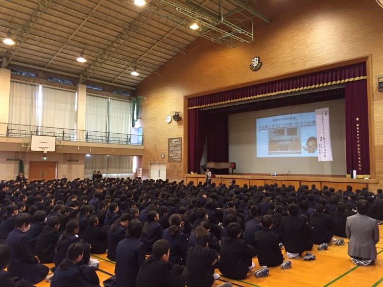 佐賀市立城東中学校で全校生徒に向けてやる気になるデスク周りの片付け術セミナーを行いました。