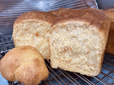 １月2週目の期間限定パンは、「金時にんじんのパン」です！