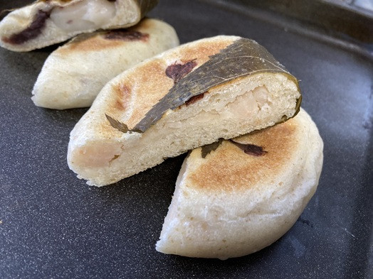 桜の白あんパン（白玉団子入り）