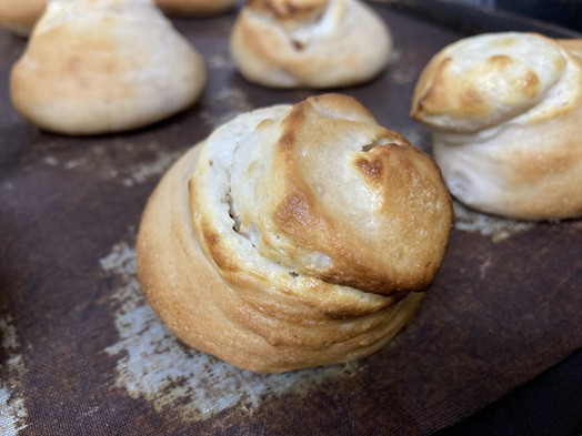 イチゴのまるパン（チーズクリーム）