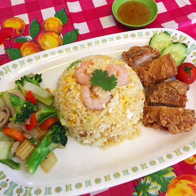 5/15(土)～28(金)の期間限定メニューは、新メニュー「アヤム特製・タイ風から揚げチャーハンお弁当」です