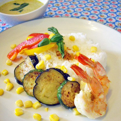 6月10日(土)から6月23日(金)の期間限定メニューは「夏野菜とエビのグリーンカレー」です。