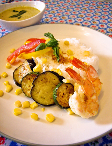 6月21日(土)から7月4日(金)の期間限定メニューは「夏野菜とエビのグリーンカレー」です