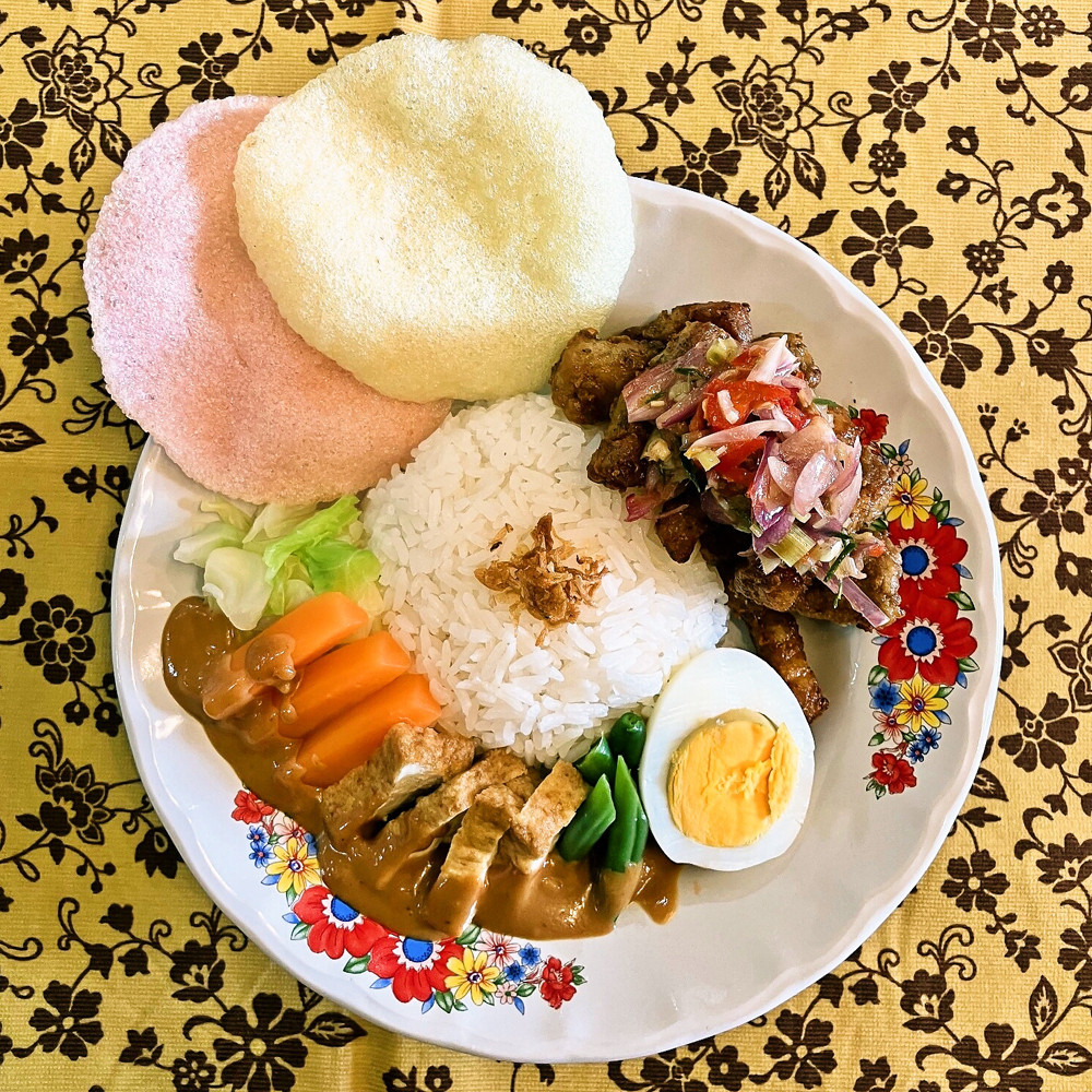 バリ風カリカリポークとピーナッツソースの温野菜サラダ