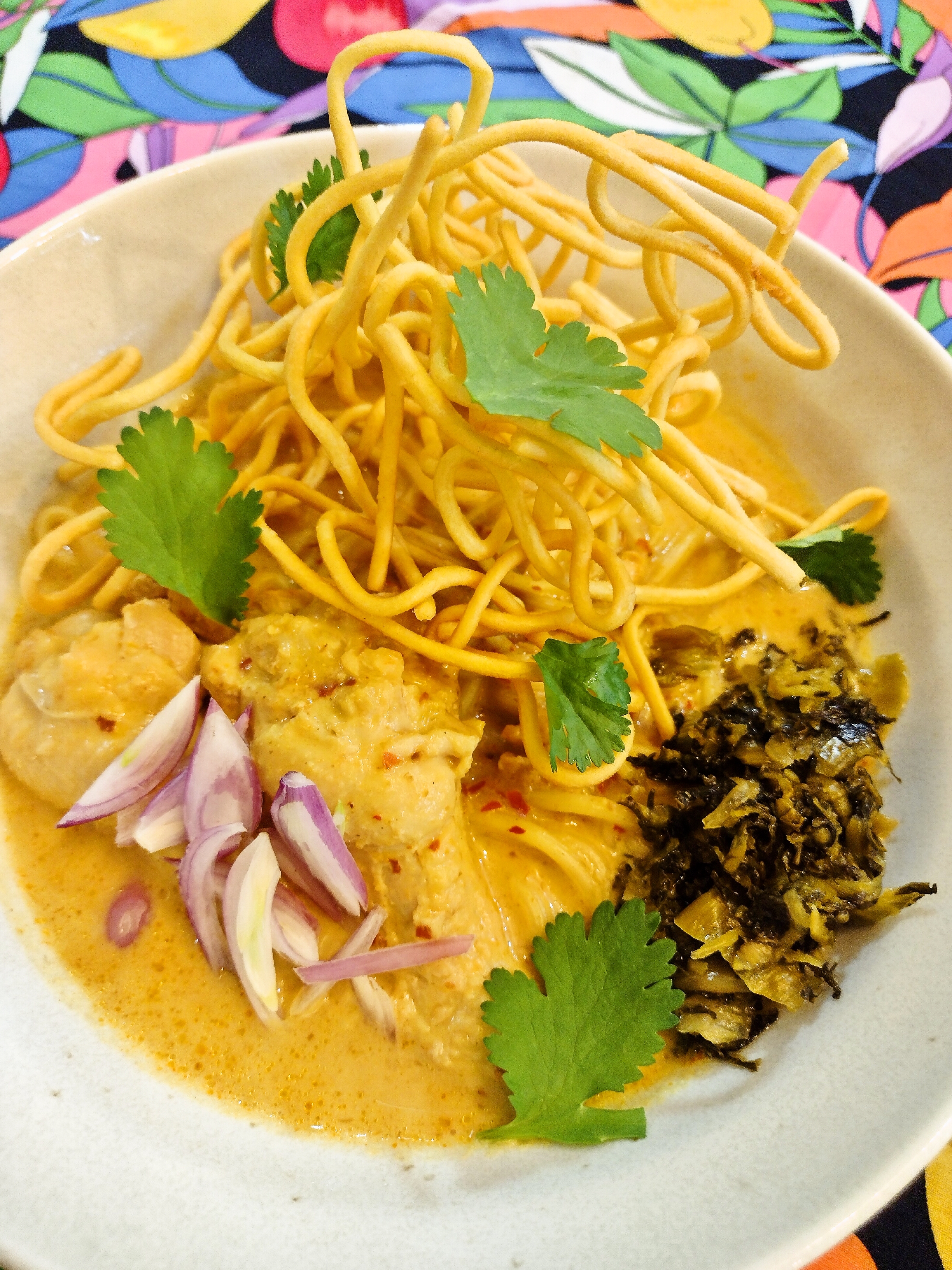 4月11日(土)～4月24日(金)の期間限定メニューは、チェンマイ名物のタイ風カレーラーメン「カオソーイ」です！