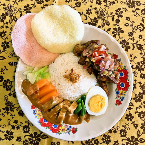 6月6日(土)から6月19日(金)の期間限定メニューは、「バリ島風カリカリポークとピーナッツソースの温野菜サラダ」です。