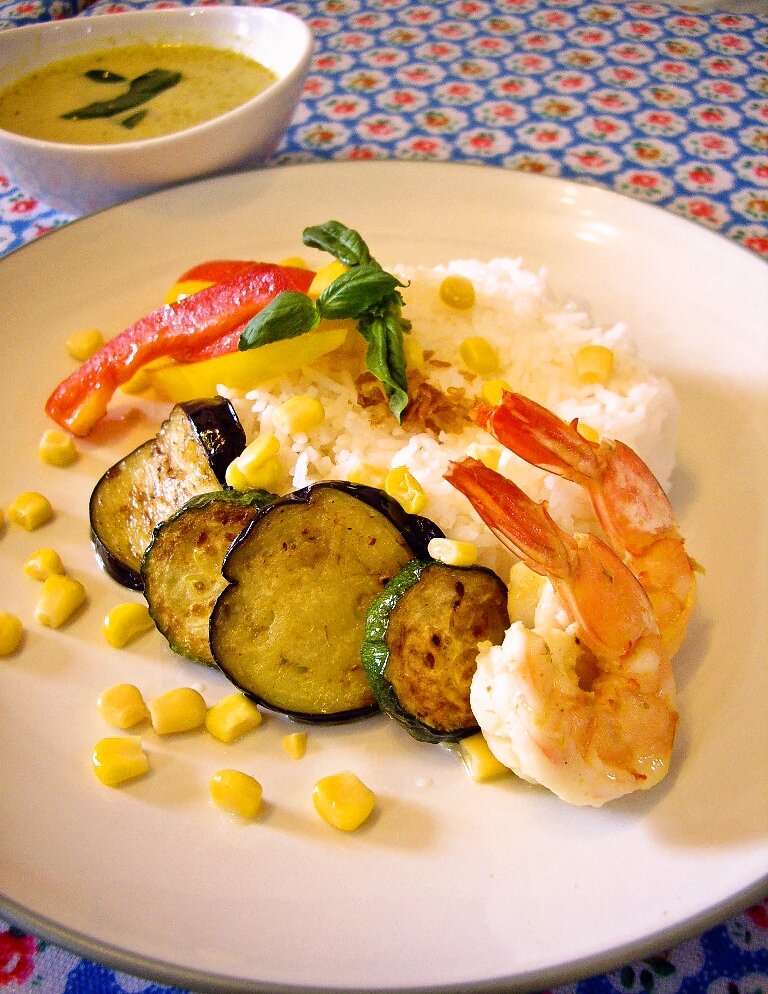 6月20日(土)から7月3日(金)の期間限定メニューは「夏野菜とエビのグリーンカレー」です。