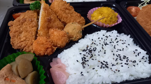 デリバリー・テイクアウト限定 日替わりランチメニュー ( ¥800 税込 ) 20日(月)～25日(土)