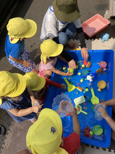 ２歳児の水遊び　小さいプールを出しました