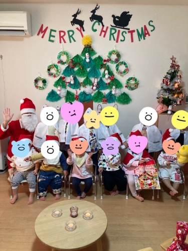 サンタさんからプレゼントをもらって、みんなで・はいチーズ📷✨