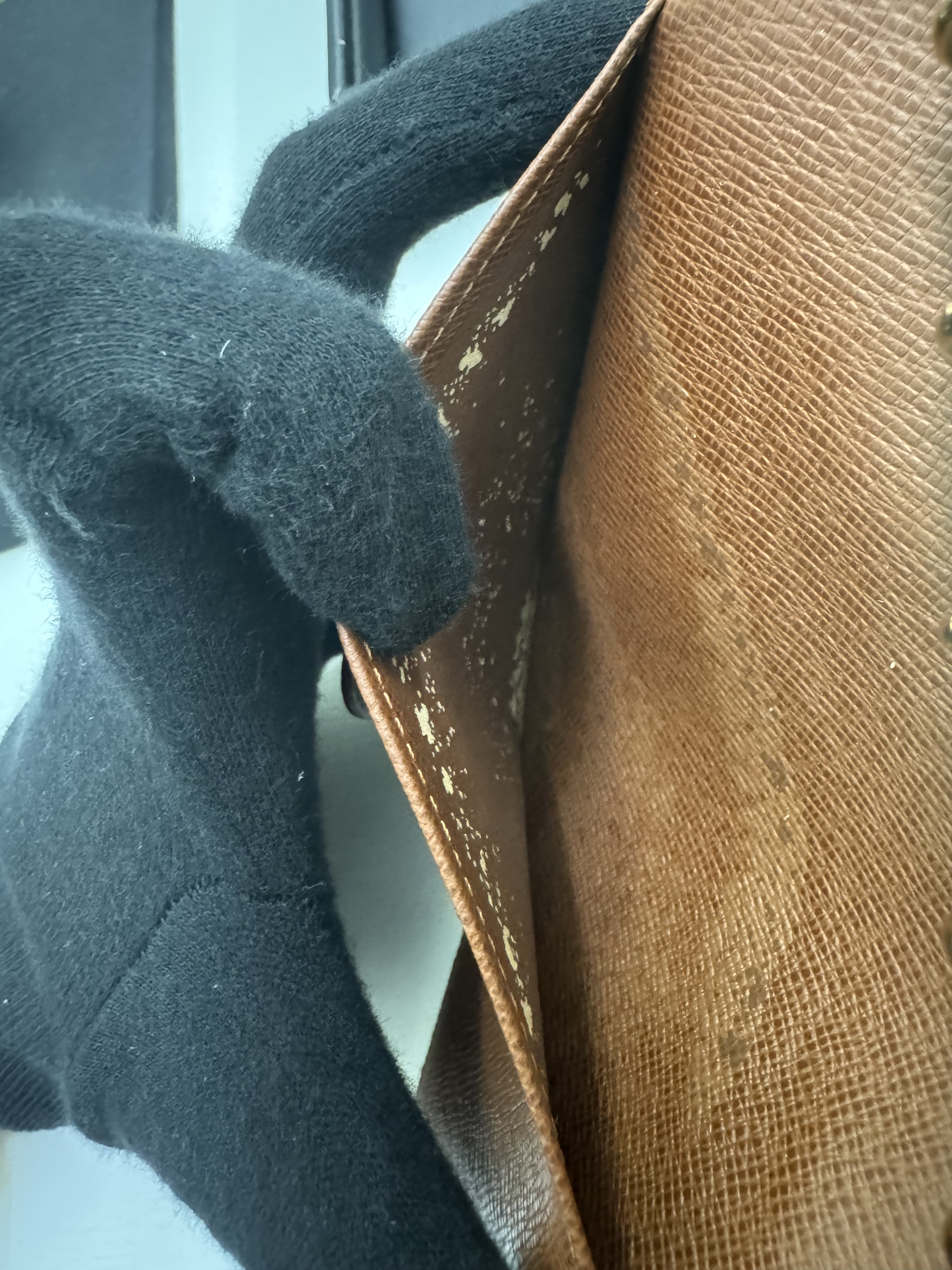 ルイヴィトン　ベタつきがあってもお買取できます。