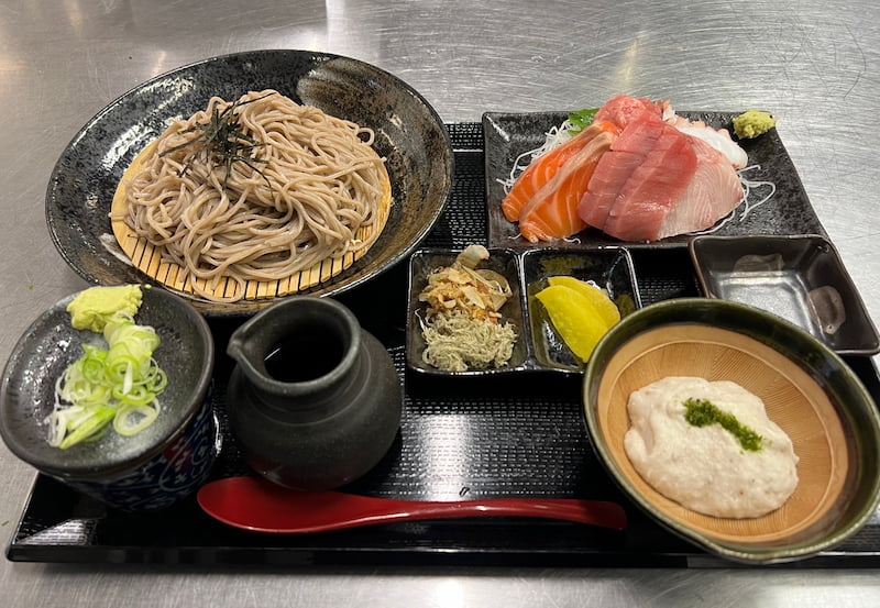 自然薯蕎麦御膳（刺身付き）