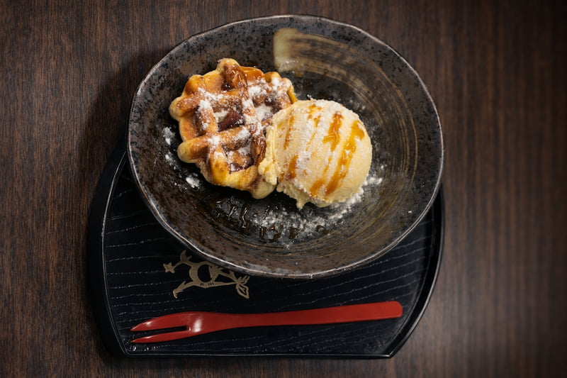 ワッフルアイスクリーム 自然薯パウダーがけ