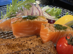 自家製サーモン ミ・キュイ【季節の燻製】