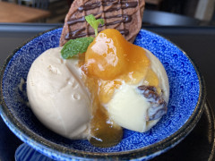ラムレーズン&紅茶のアイス アプリコットソース&ショコラ