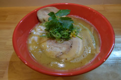 鶏白湯しょうゆ　ラーメン