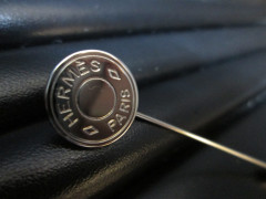 エルメス  ブローチ セリエ ピンブローチ ネクタイピンe-5521 （BB3000　七2000）　B品.JPG
