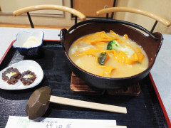 寒い時期体と心が温まるオレンジ色の麺（柿バター付き）期間限定　大塚人参ほうとう