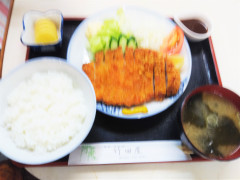 サクサクな衣に包まれた豚肉が絶品、自家製ソースで　とんかつ定食