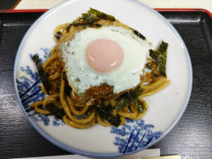 ソース味で麺がしっこり卵焼きが付いています　　　焼きうどん