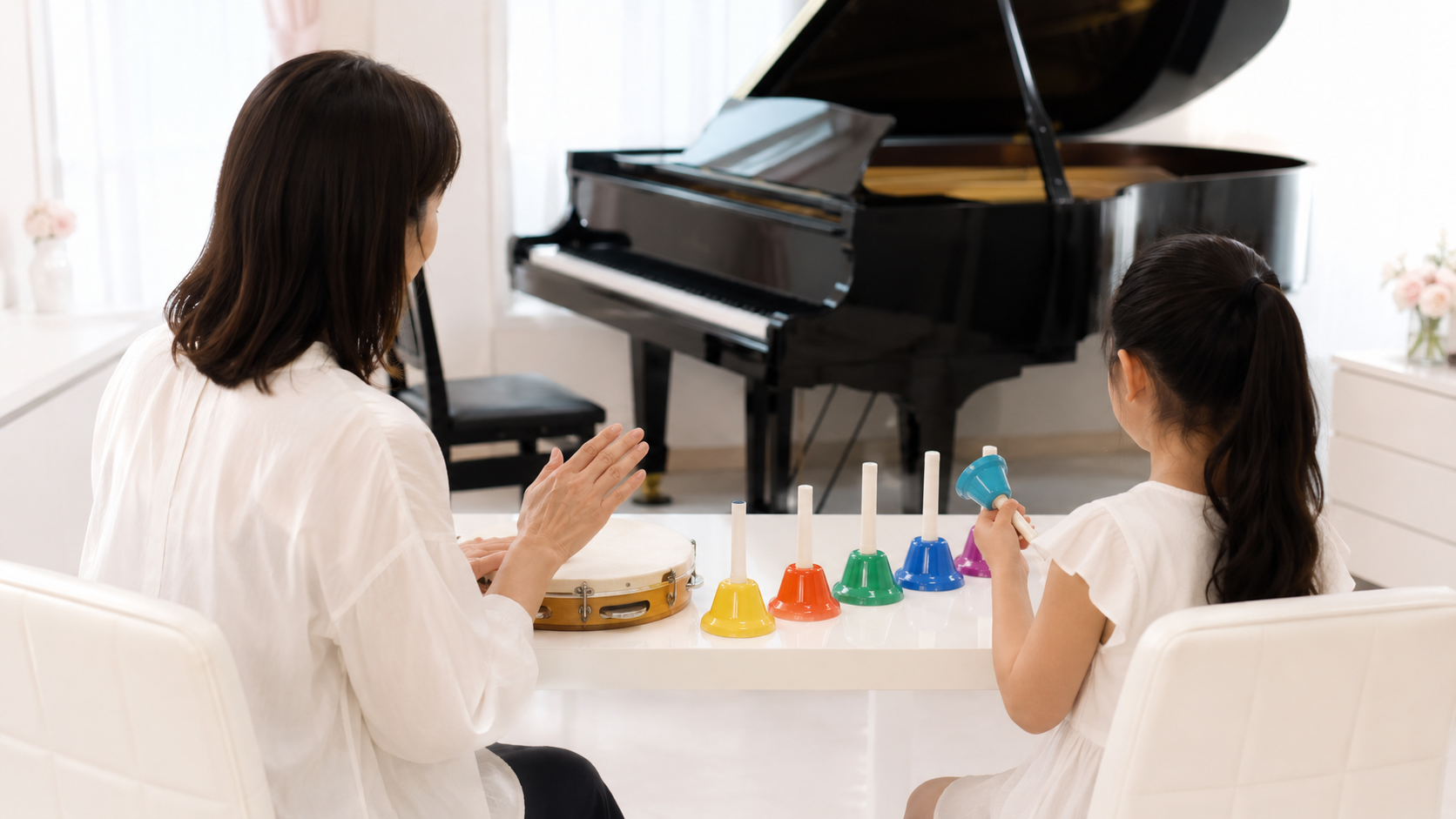 グランドピアノのある教室で楽器を介して関わる音楽療法の様子
