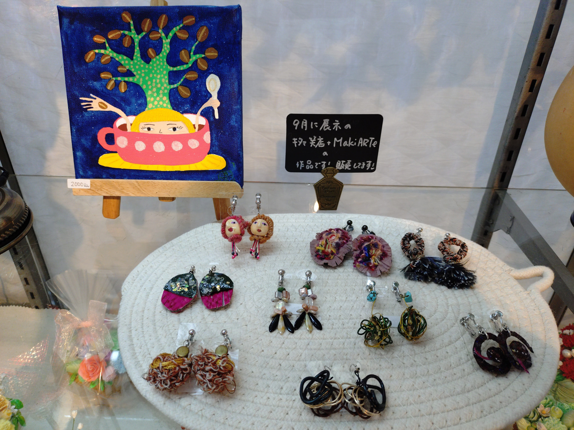 9月展示予定のキタマ笑店とMakiARTeの作品が一足早くショーケースにお目見え💘