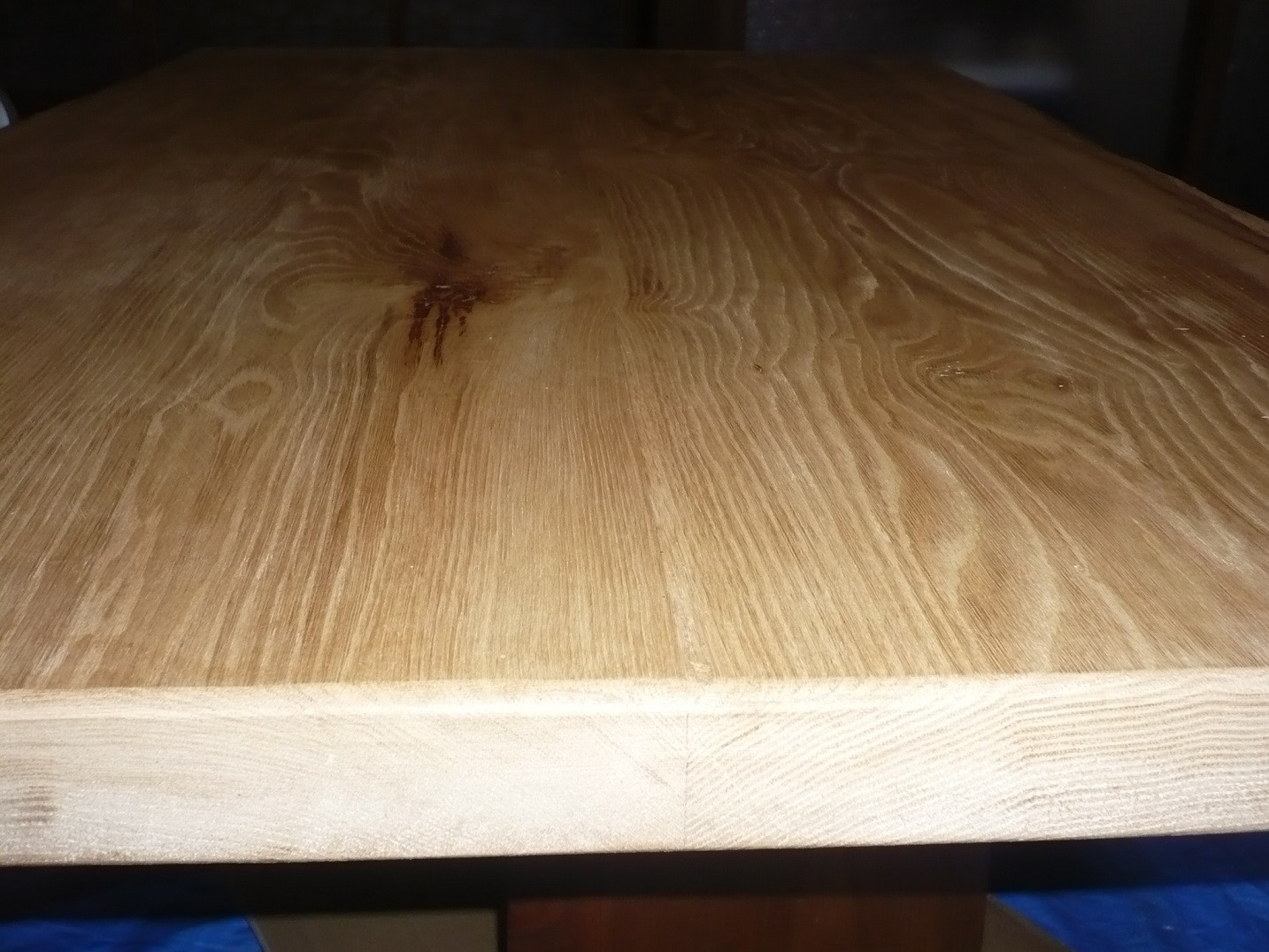 テーブル材で栗材の２枚接ぎです。完成品（１．２ｍ×８０㎝×５㎝）
