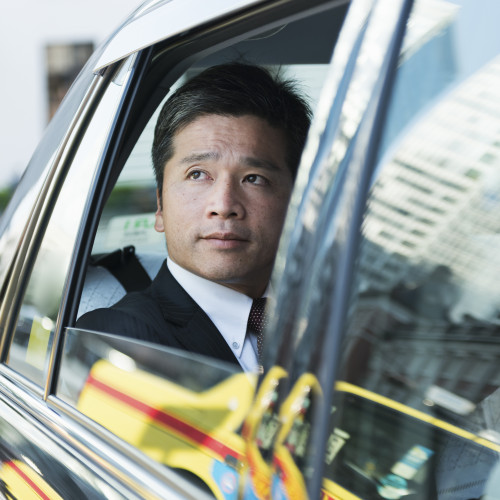 ■How much is the annual income of executive drivers?