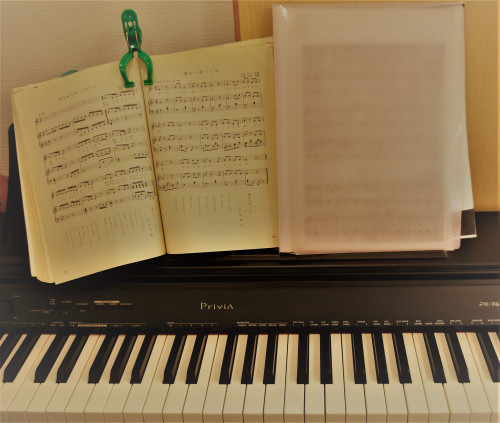 毎朝 ピアノの演奏に合わせて歌います♪