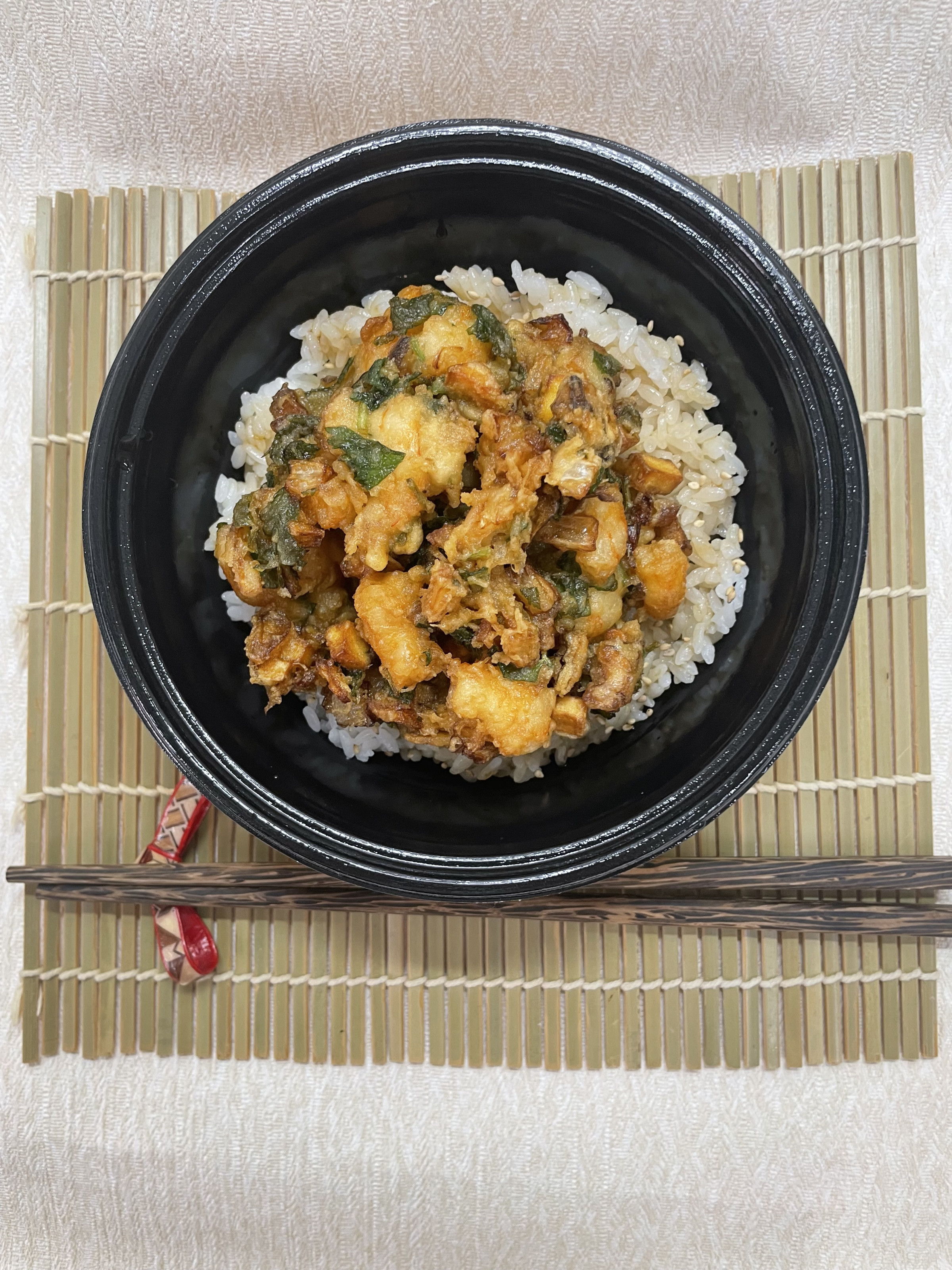 小海老と野菜の特大かき揚げ天丼・1350円（1250円＋税100円）