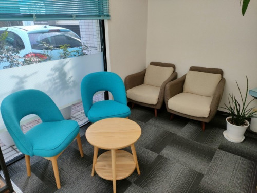 Da Binji サロンの院内３（青のイスが仲間入り）