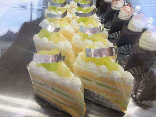 今年も『季節のショートケーキメロン』並びました🍈