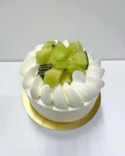 今年もホールケーキのフルーツがいちごからメロンに変わりました🍈