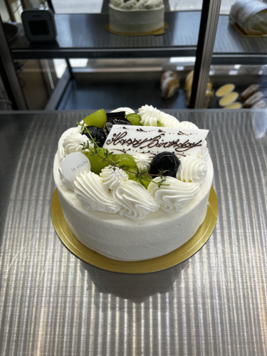 ９月に入りホールケーキ（季節のショートケーキ）のフルーツも桃からぶどうへと変わりました🍇