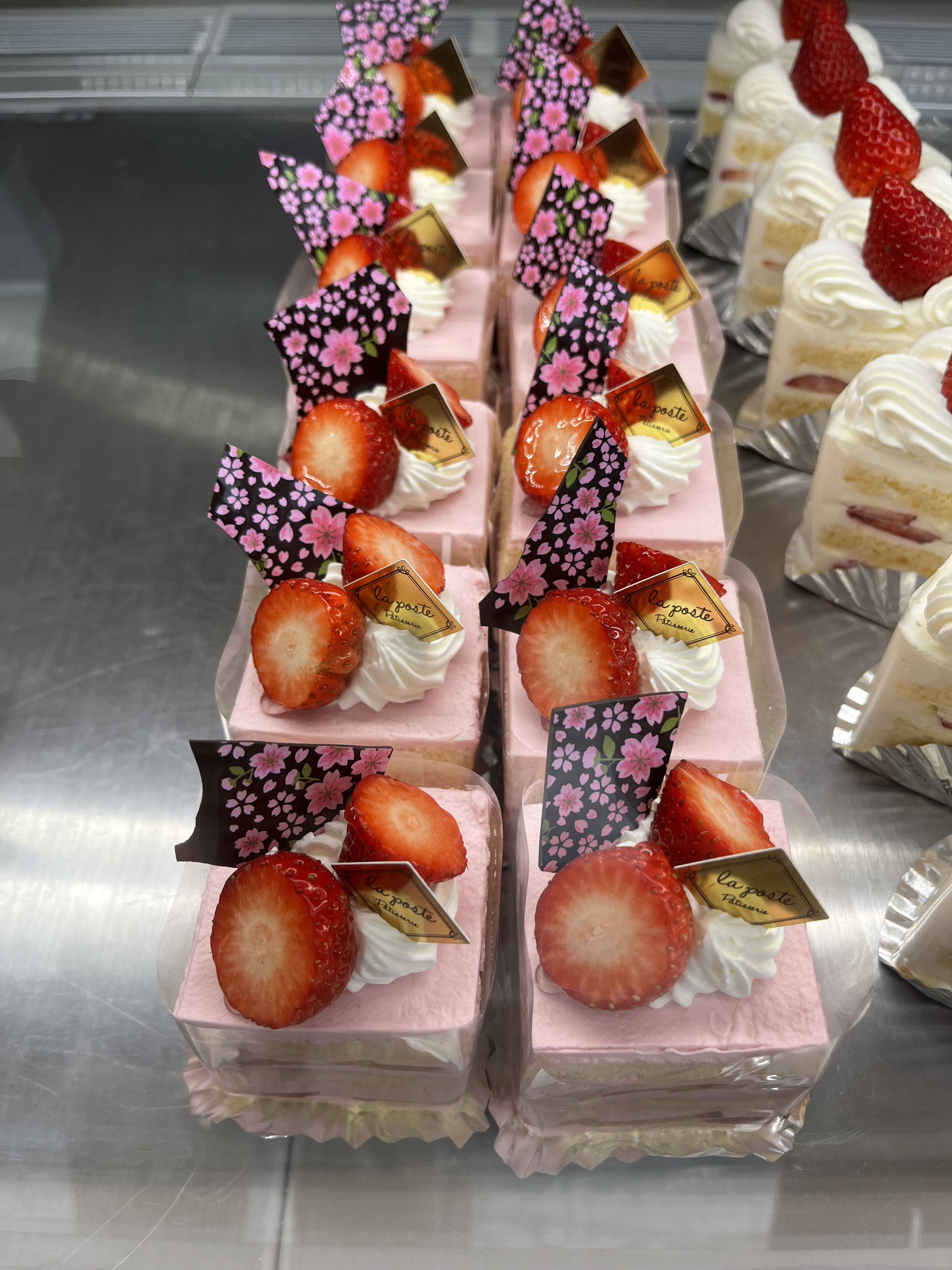 今年も桜のショートケーキが並びました！