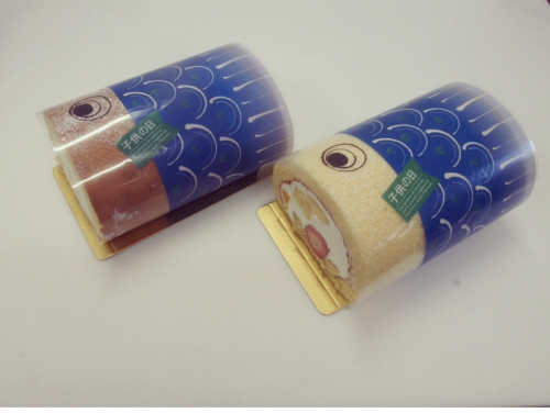 ５／２（土）〜５／５（祝火）まで ロールケーキのフィルムがこいのぼりに変わります🎏