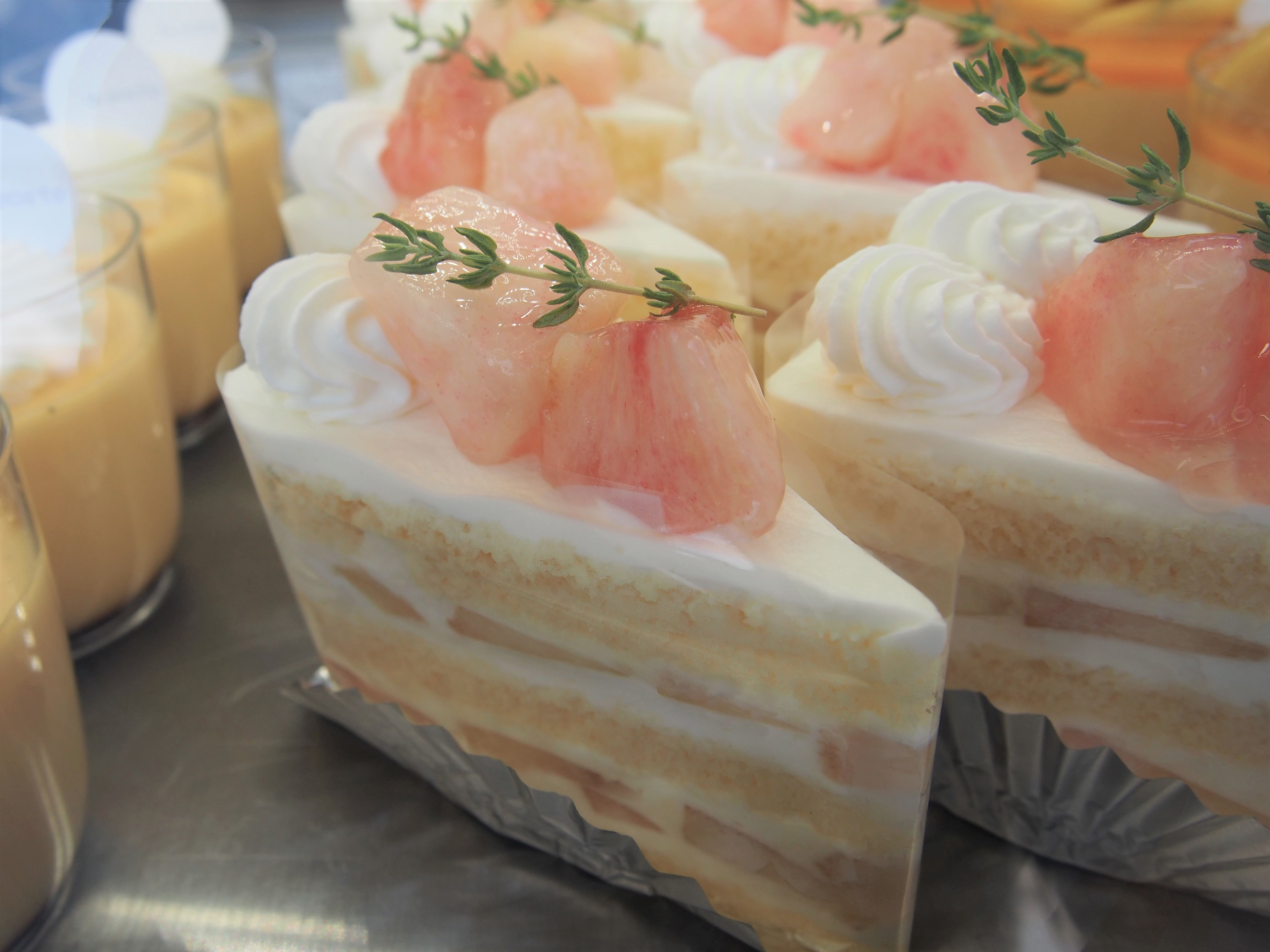 季節のショートケーキがメロンから桃に変わりました！