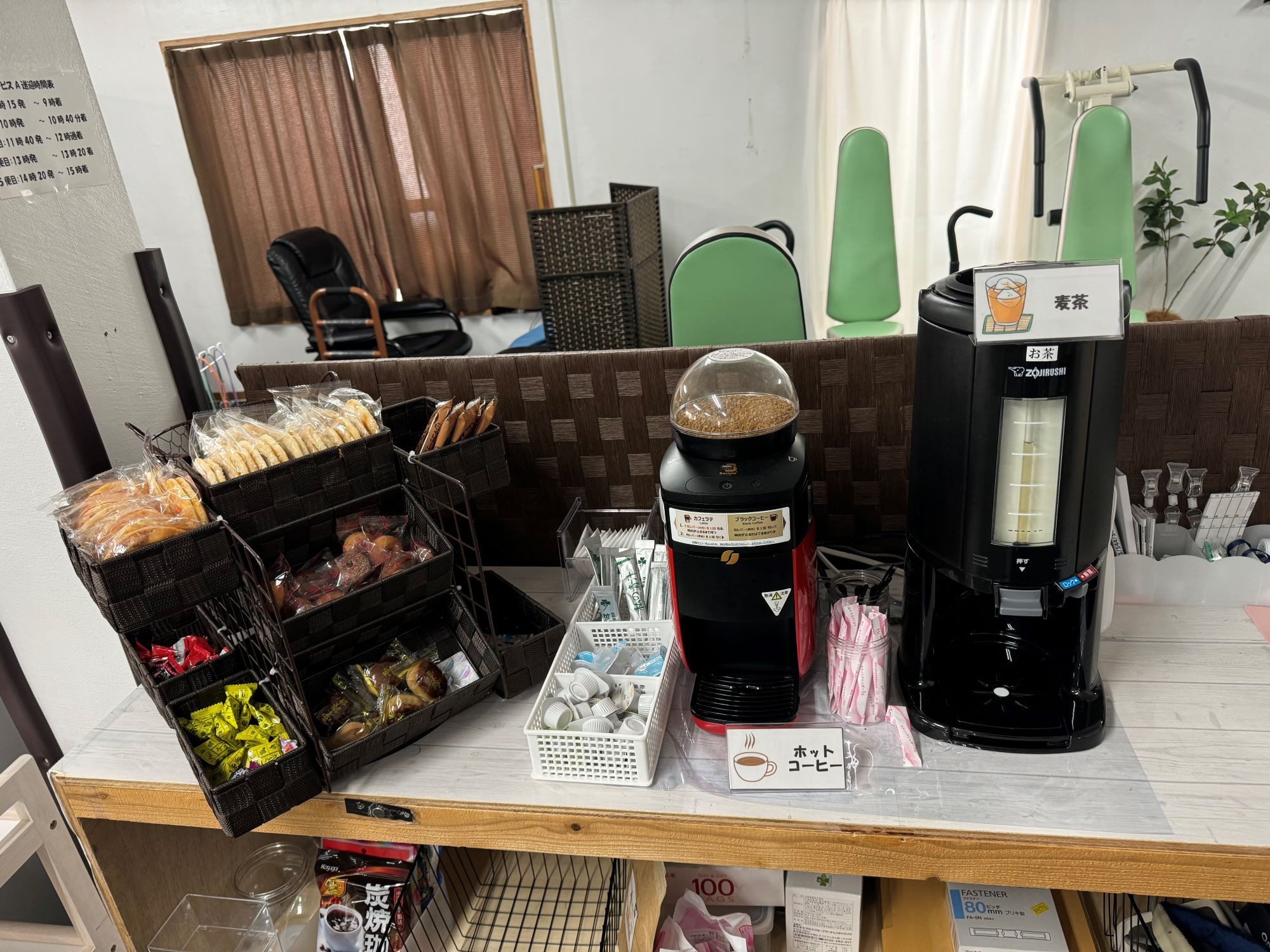コーヒーや茶請けなどいつでもご自由に召し上がっていただけます。