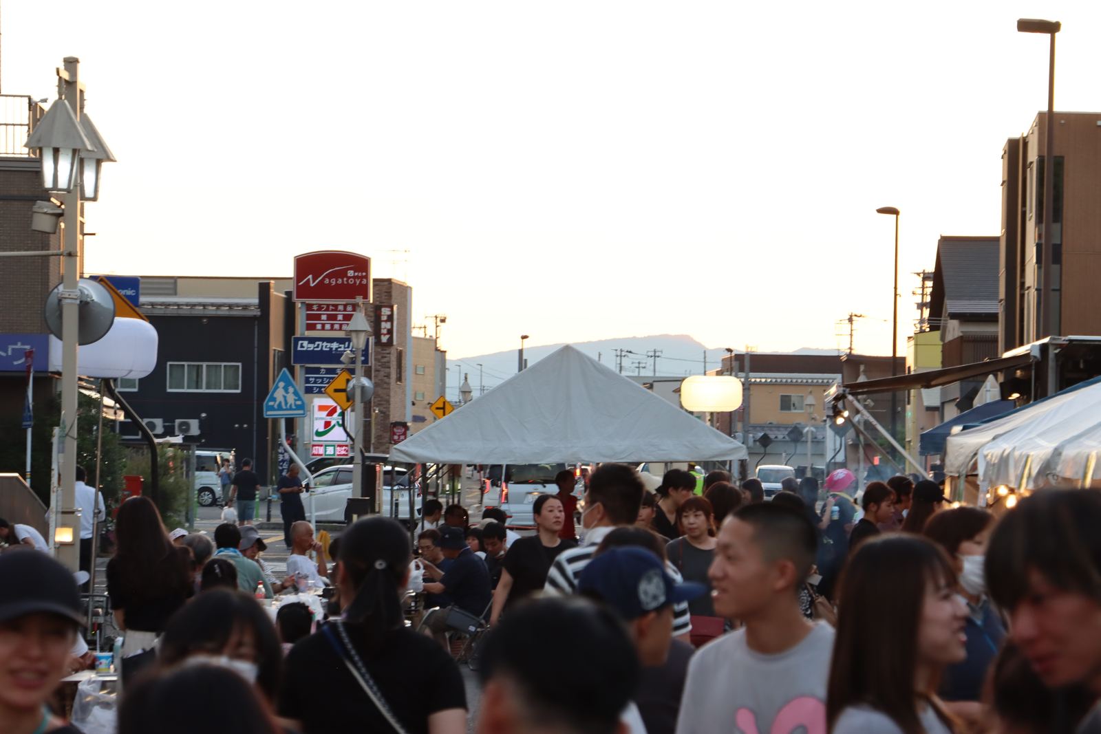 夕暮れの屋台市で賦わう来場者