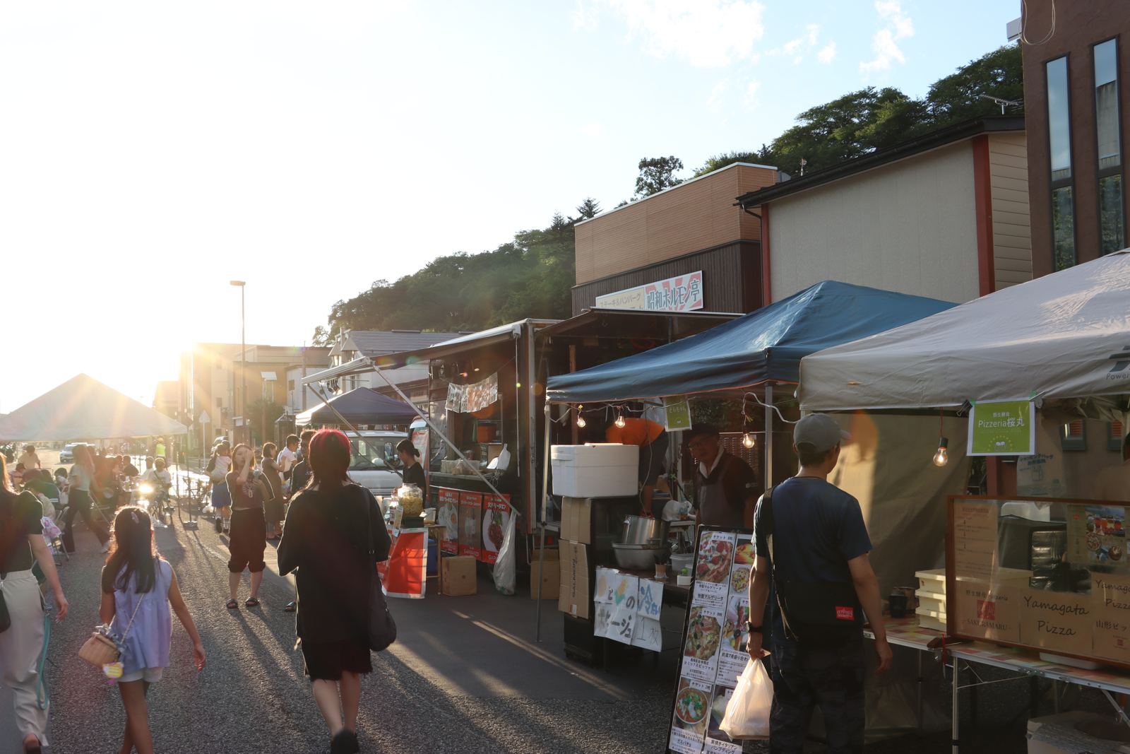 夕暮れの屋台が並ぶ南陽屋台市の会場
