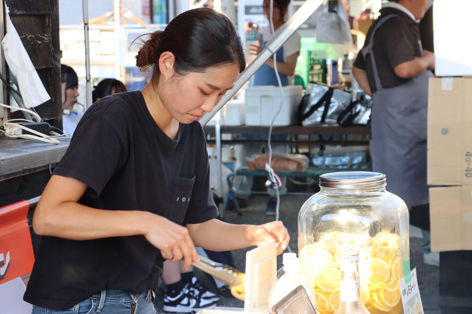 屋台で調理をする出店者